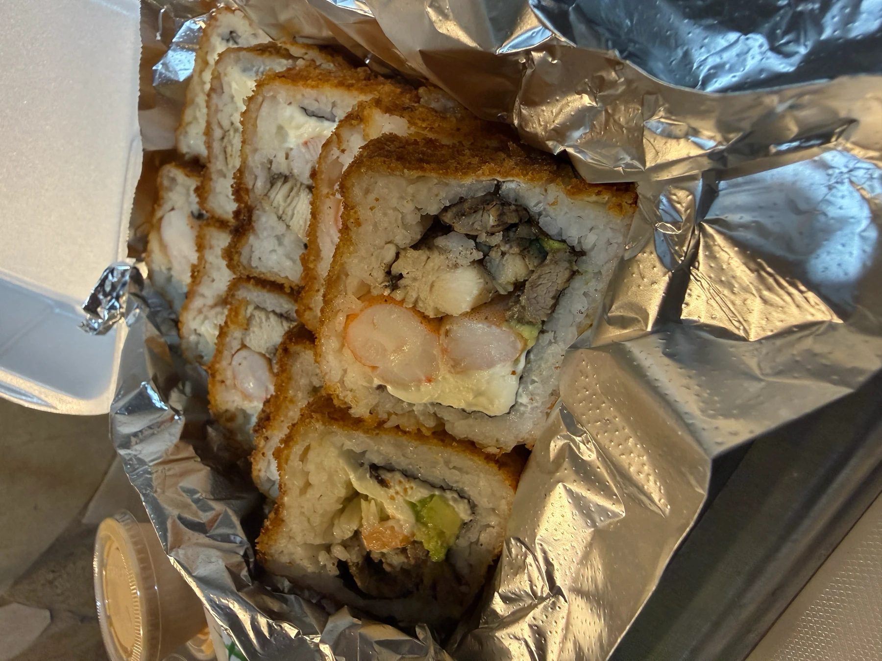 Primer plano de rollo empanizado con relleno variado
