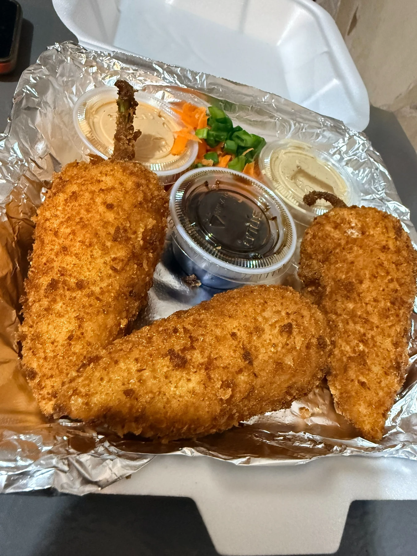 Boneless empanizados acompañados de salsas